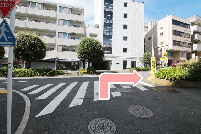 2.突き当りを右折し、坂を上ります。
