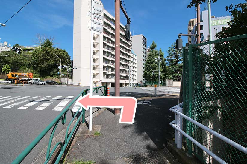 3.坂の上の信号を左折します。