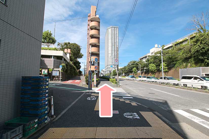 4.外苑東通りを直進します。